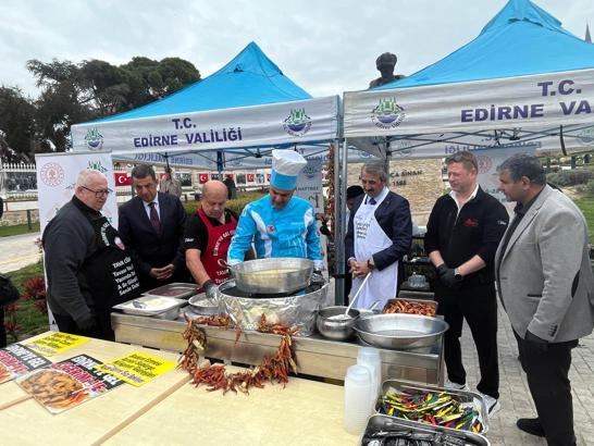 Edirne’nin fahri turizm elçisi Bahri Dinar anısına, ücretsiz tava ciğer dağıtıldı