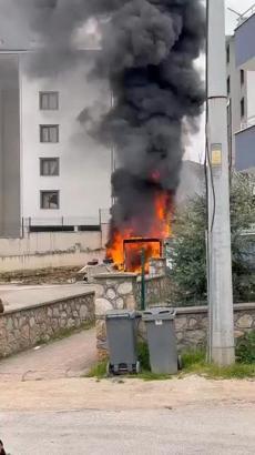 Site bahçesindeki depo alev alev yandı