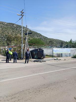 Devrilen otomobilin sürücüsü yaralandı