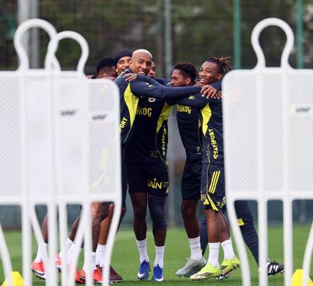 Fenerbahçe, Çaykur Rizespor maçı hazırlıklarını tamamlayarak kampa girdi