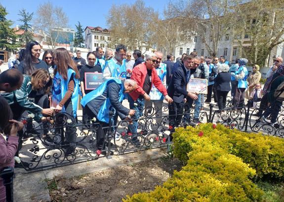 Tokat'ta eğitimde şiddete karanfilli protesto