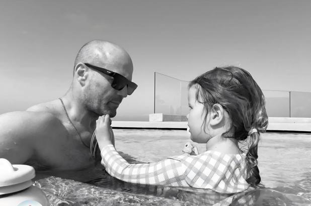 İngiliz oyuncu Jason Statham’dan sonsuzluk havuzunda poz