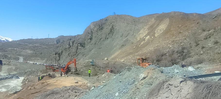 Hakkari-Van kara yolunda çalışmalar sürüyor, ulaşım kontrollü sağlanıyor
