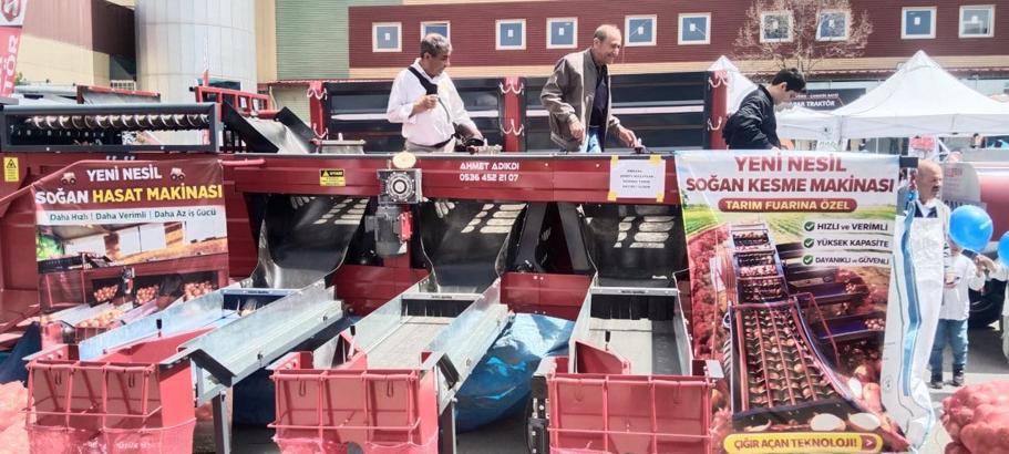 Çorum'da fuarda sergilenen 'Soğan Hasadı Makinesi' ilgi gördü