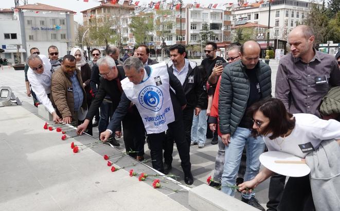 Okul saldırısında ölen öğretmen ve öğrenciler için karanfil bırakıldı