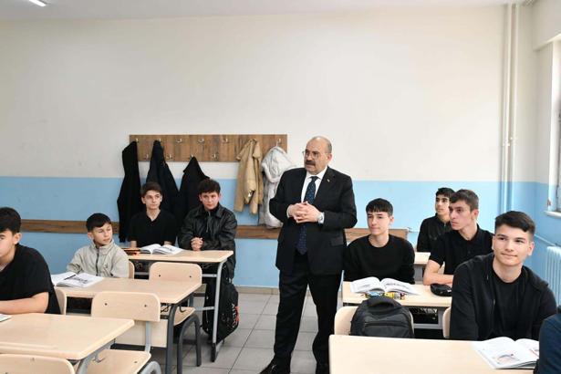 Vali Ustaoğlu, öğretmen ve öğrencilerle bir araya geldi