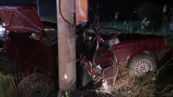 Beton direğe çarpan otomobilin sürücüsü öldü