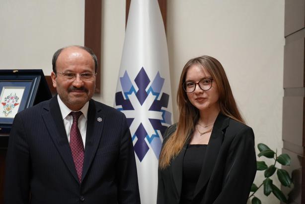 4'üncü sınıf öğrencisi Gizem, rektörün 11 saatini gözlemledi