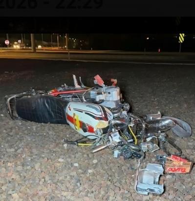 Motosikletiyle refüje çarptı