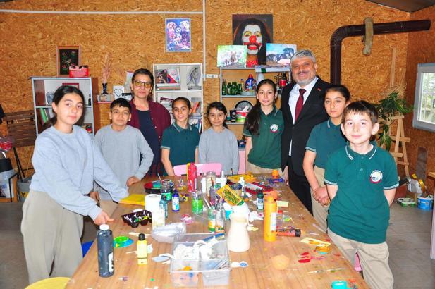 Köy okulunda geri dönüşümle sanat ve müzik eğitimi