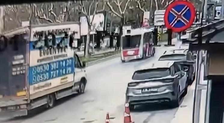 Beyoğlu'nda 5 kişinin yaralandığı dolmuş kazası kamerada