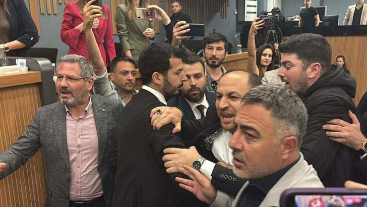 İzmir Büyükşehir Belediye Meclisi'nde gerginlik