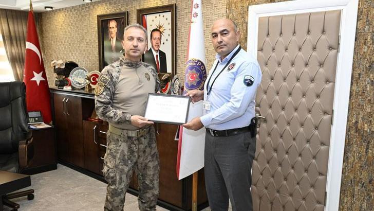 909 bin liralık dolandırıcılığı önleyen güvenlik görevlisine teşekkür belgesi