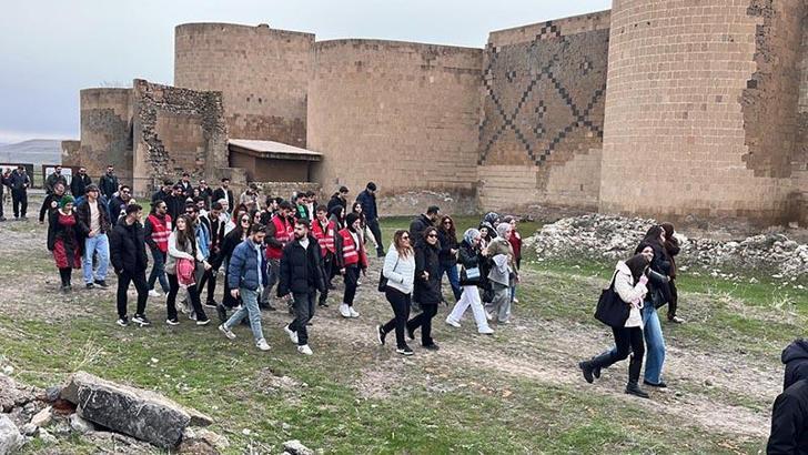 UNESCO mirası Ani Ören Yeri'nde 8 kilometre yürüdüler