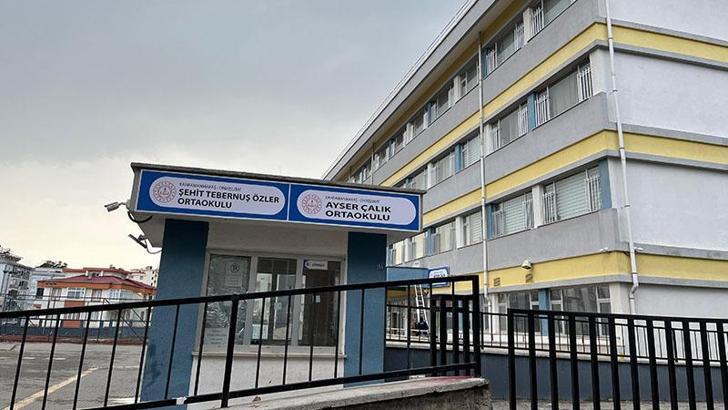 Ayser Çalık Ortaokulu'nun tabelası, yeni binaya asıldı