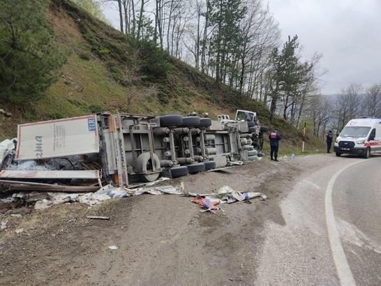 Freni boşalan TIR yamaca çarpıp, devrildi; sürücü yaralandı