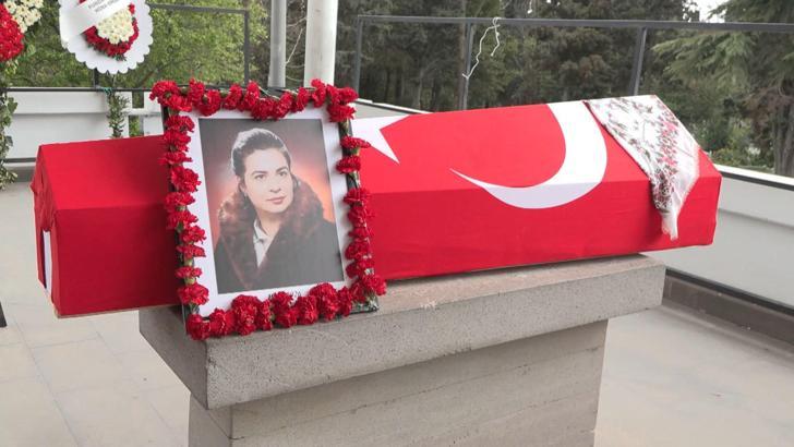 Tiyatro oyuncusu Feyha Çelenk son yolculuğuna uğurlandı