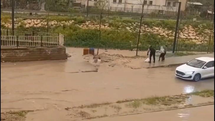 Nusaybin’de sağanak; Cadde ve sokaklar göle döndü