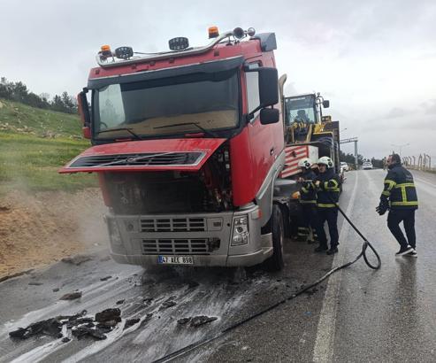 Mardin'de iş makinesi yüklü çekicide çıkan yangın söndürüldü