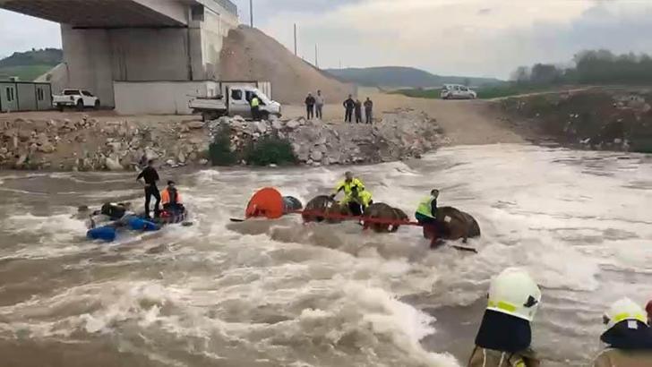 İşçilerini taşıyan traktör dereden geçerken devrildi: 10 işçi vinç yardımıyla kurtarıldı