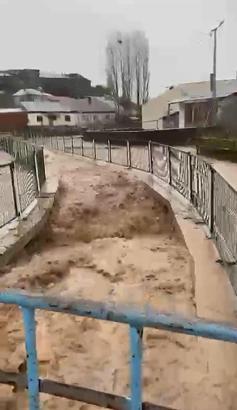 Sivas'ta sağanak; ırmak taştı, yol ve tarım arazilerini su bastı