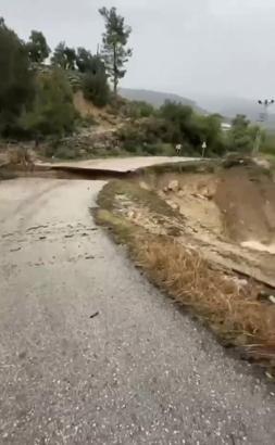Mersin’de sağanak nedeniyle yol çöktü