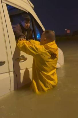 Adana’da sağanak hayatı olumsuz etkiledi; minibüste mahsur çocuklar kurtarıldı