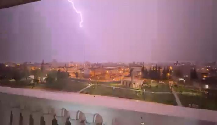 Mardin’de şimşekler geceyi aydınlattı