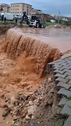 Siirt’te sağanak; Yollar çöktü, ev ve iş yerlerini su bastı