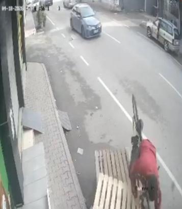 Yol kenarındaki paletlere çarpan bisikletin sürücüsü takla atıp düştü