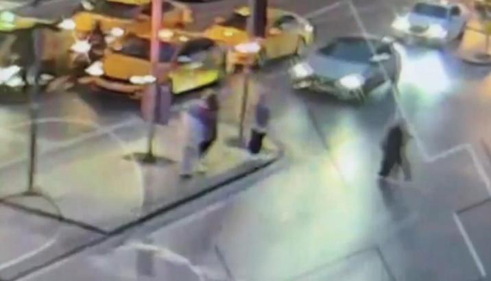 Şişli’de otomobilin çarptığı direk Mısırlı turistin üzerine devrildi; beyin kanaması geçirdi