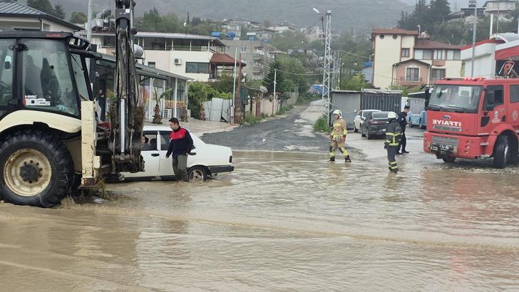 Samandağ'da sağanak, hayatı olumsuz etkiledi