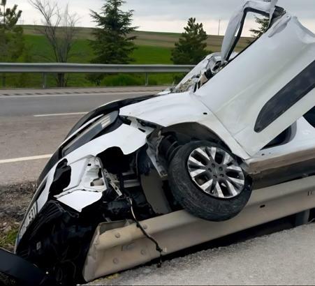 Emirdağ'da kontrolden çıkan araç devrildi: 1 ölü, 2 yaralı