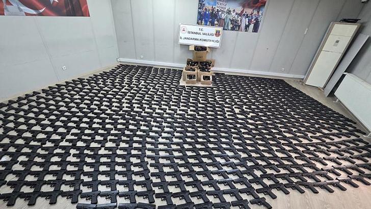 Eyüpsultan’da silah ticareti operasyonu: Kamyonette 1021 tabanca ele geçirildi