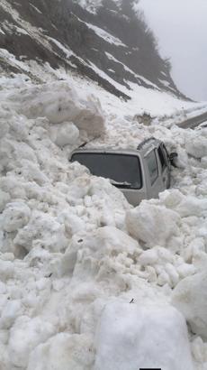 Üzerine çığ düşen araçtan kenti imkanlarıyla çıktılar