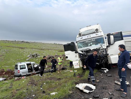 Siverek’te TIR ile hafif ticari araç çarpıştı: 2 ölü, 1 yaralı