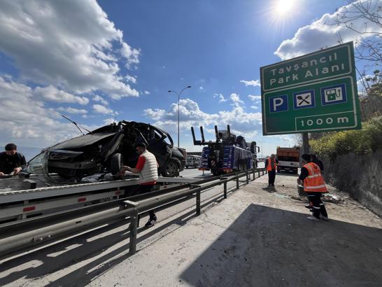 Yön levhasına çarpan otomobilin sürücü yaralandı