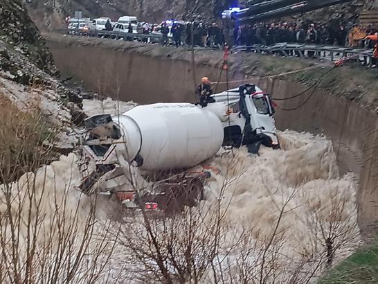 Dereye yuvarlanan beton mikserinin şoförü kayboldu