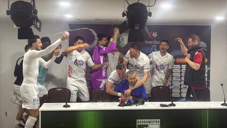 Erzurumspor FK basın toplantısında şampiyonluk sevinci