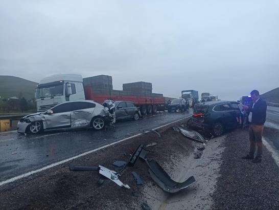 Yolcu otobüsü 10 araca çarparak durabildi: 7 yaralı