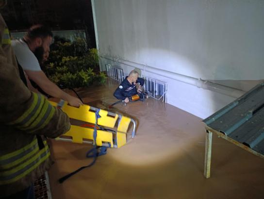 Mardin'de sağanak; ev ve işyerlerini su bastı