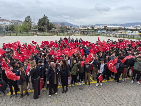 Malatya'da öğrenciler Türk bayrağı, öğretmenler karanfil ile karşılandı