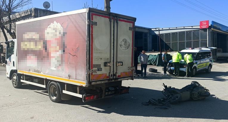 Kamyonetle çarpışan motosiklet sürücüsü yaralandı
