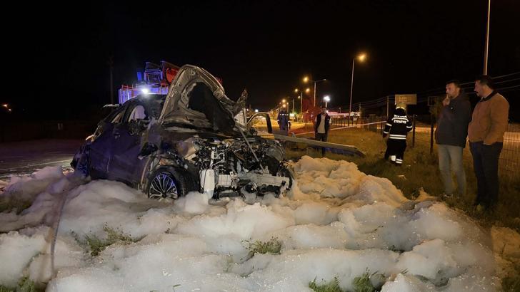 Otomobil, refüjdeki direğe çarptı: 4 yaralı