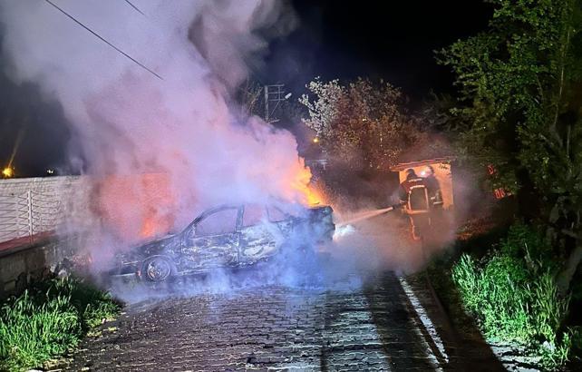 Park halindeki otomobil yandı