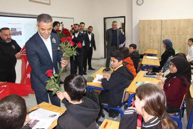 Şırnak’ta okullara yönelik saldırılara bayraklı ve güllü tepki