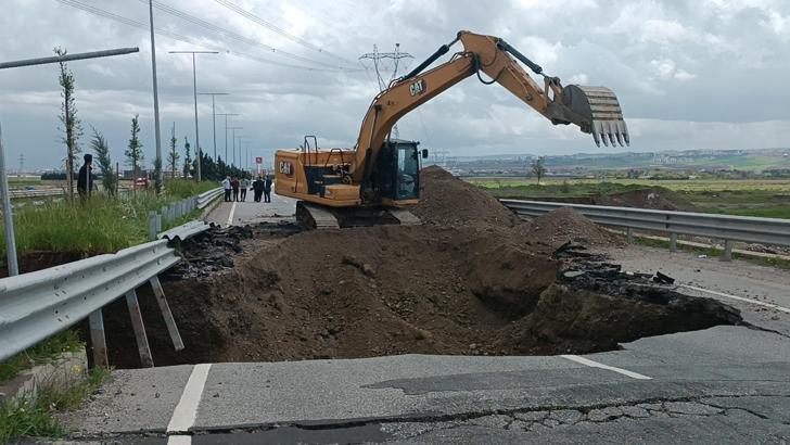 Batman'da yoğun yağış nedeniyle yol çöktü