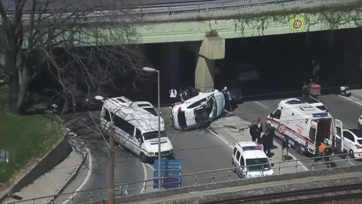 Bakırköy’de takla atıp alt geçide çarpan otomobilin sürücüsü yaralandı