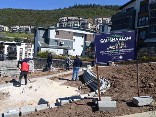 Gemlik’te yeşil alanların bakım çalışmaları sürerken, peyzaj alanları da artıyor