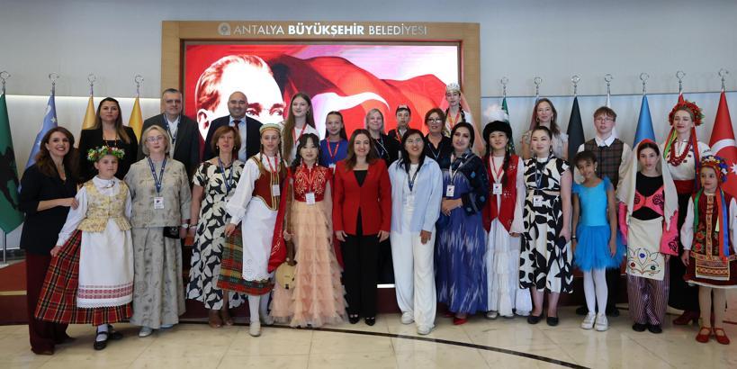 Başkan Vekili Özdemir, dünya çocuklarını ağırladı